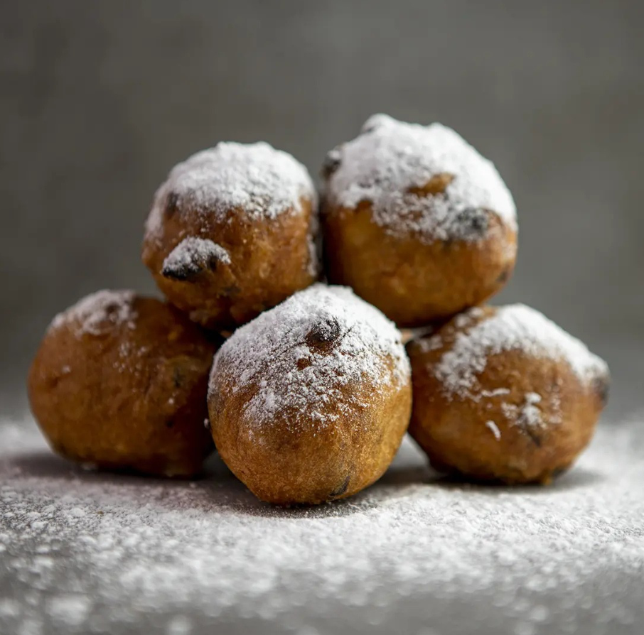 Oliebollen met poedersuiker